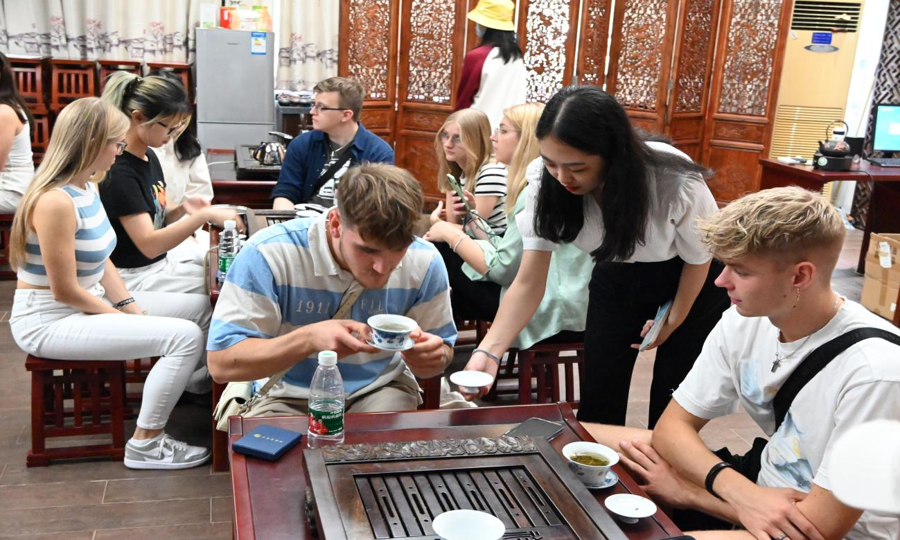 德国学生在学习如何品茶